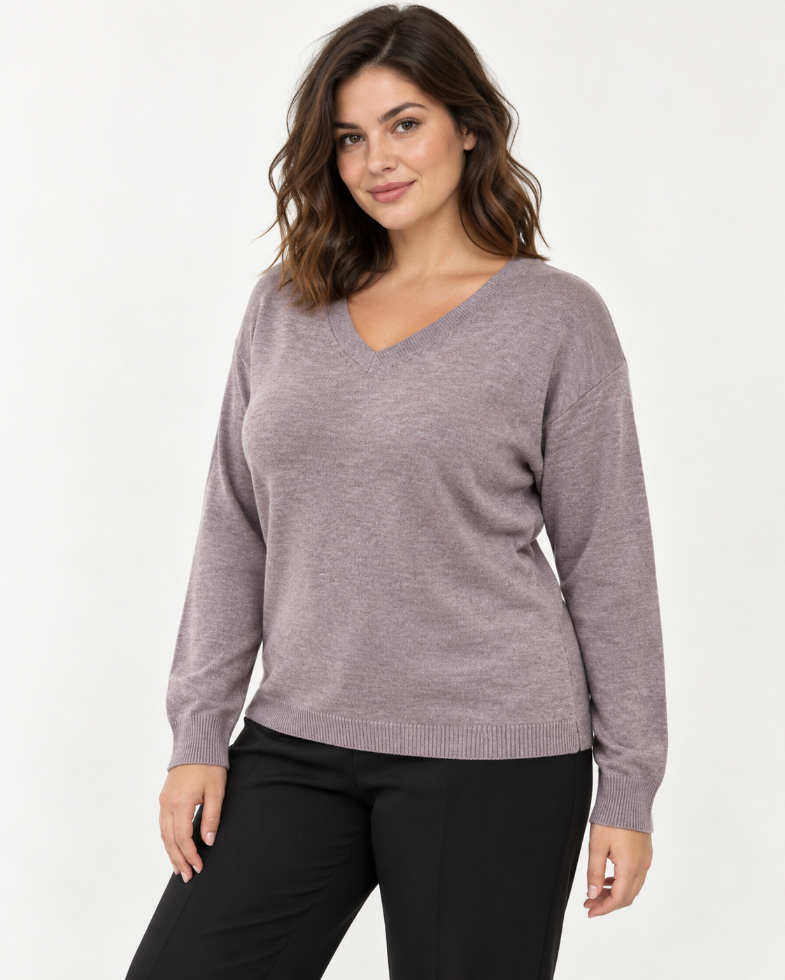 Bluză violet deschis cu decolteu în V din amestec cu lână și cașmir, mărime L - XL, purtată cu pantaloni negri - All Above Boutique