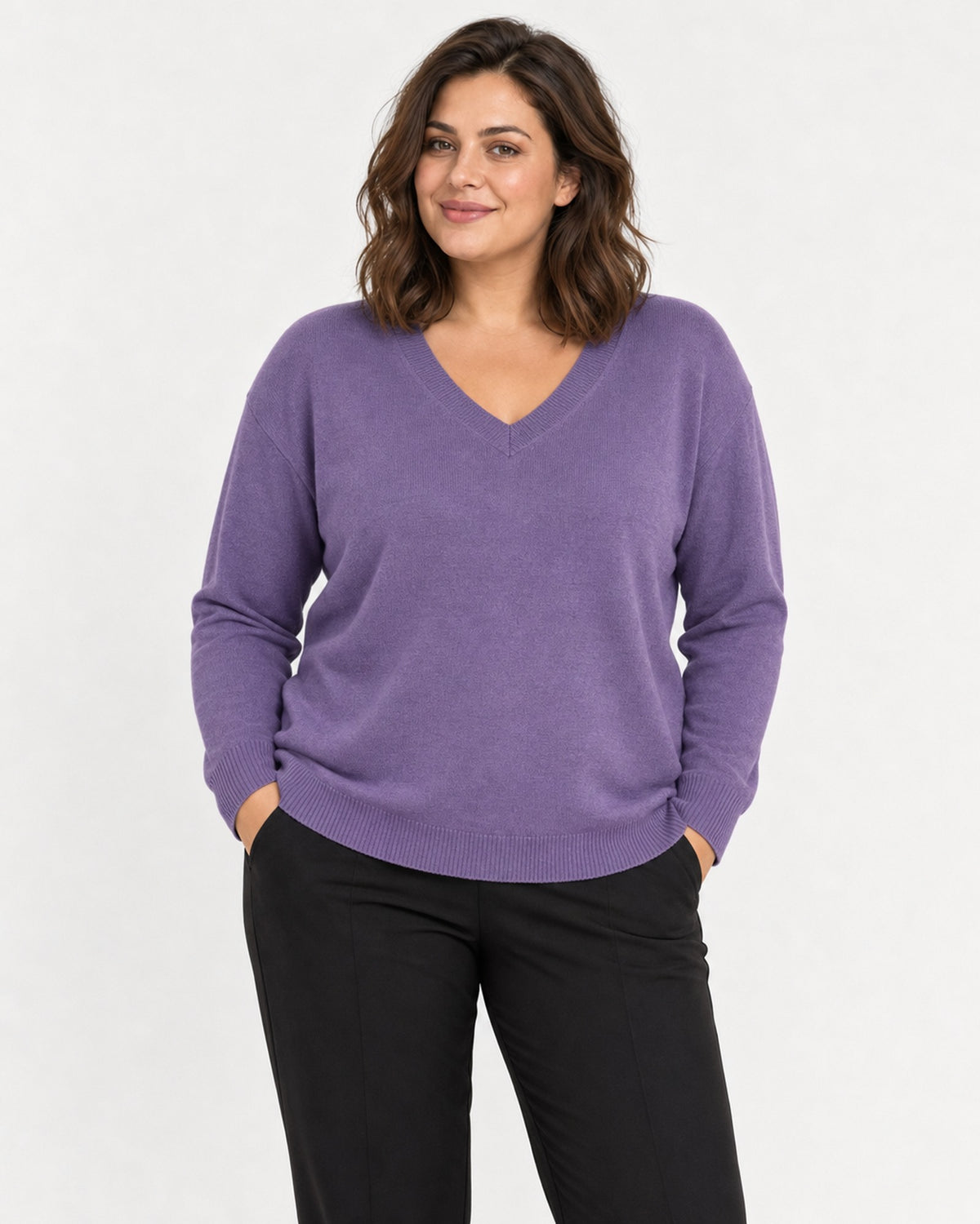 Bluză violet cu decolteu în V din amestec cu lână și cașmir, mărime L - XL, cu mâinile în buzunare - All Above Boutique