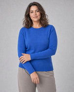 Bluză tricotată la baza gâtului din lână și cașmir, albastru regal, purtată pe model L/XL - All Above Boutique