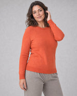 Bluză tricotată la baza gâtului din lână și cașmir, cărămiziu, purtată pe model L/XL - All Above Boutique