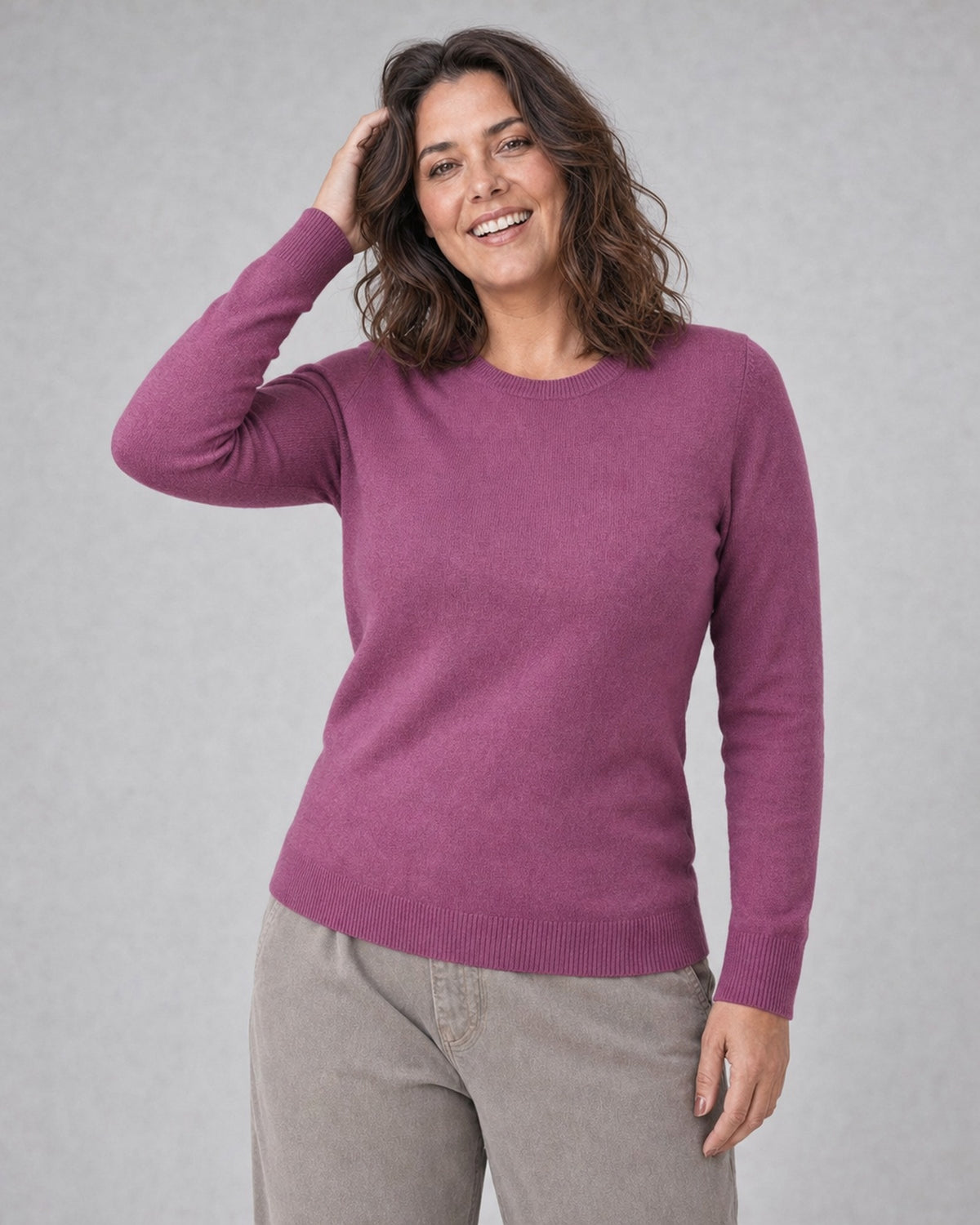 Bluză tricotată la baza gâtului din lână și cașmir, mov zmeuriu, purtată pe model L/XL - All Above Boutique