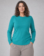 Bluză tricotată la baza gâtului din lână și cașmir, verde jad, purtată pe model L/XL - All Above Boutique
