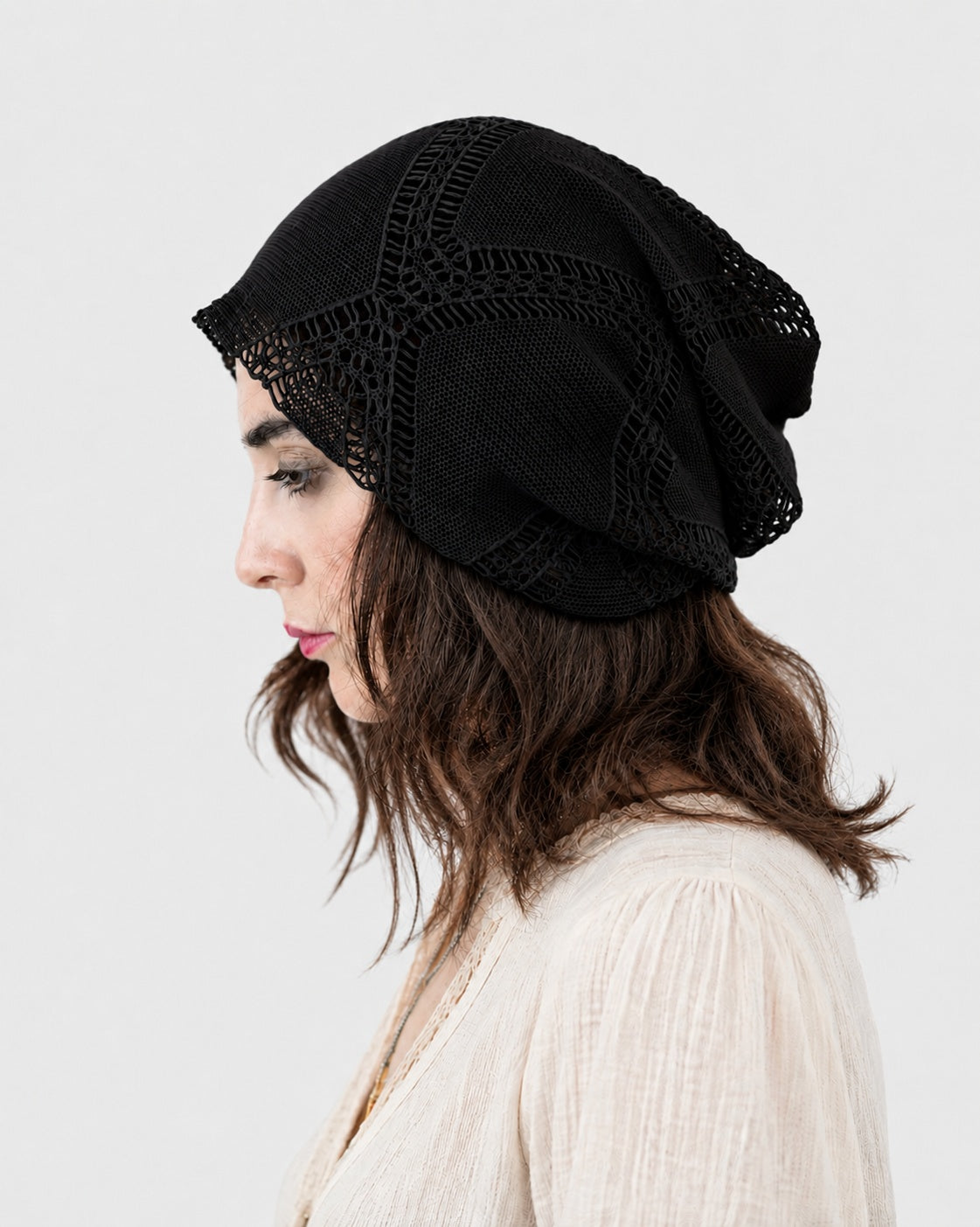 Căciulă croșetată cu detaliu macrame, nuanța negru, All Above Boutique.