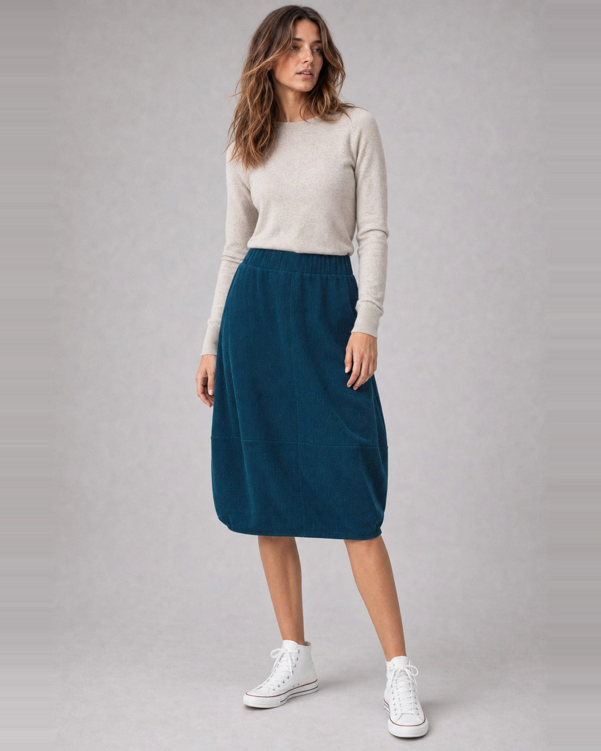 Fustă balon din jerse reiat cu talie elastică, în nuanța bleumarin, purtată pe model, All Above Boutique