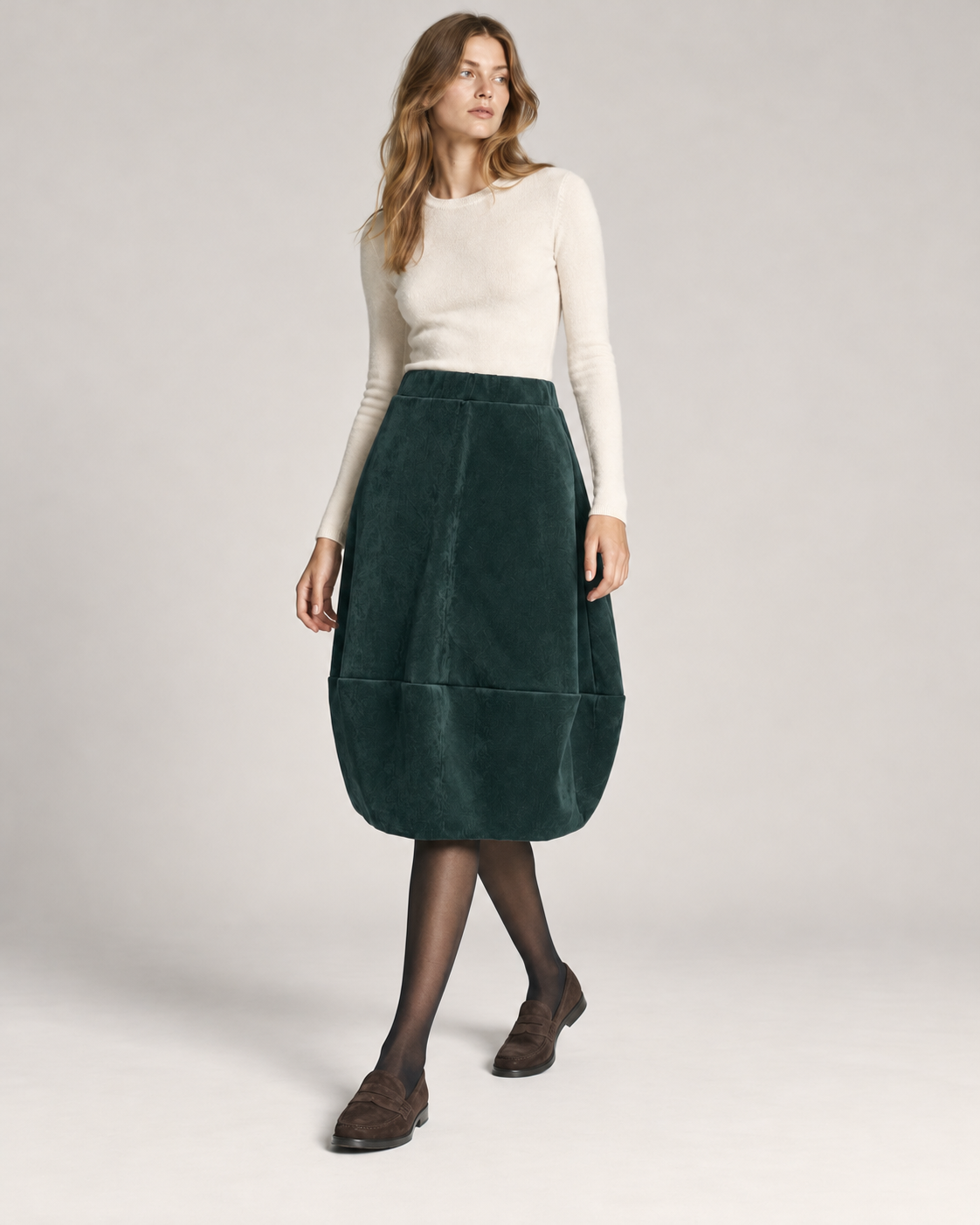 Fustă balon verde închis din catifea reiată fină, cu talie elastică, purtată cu pulover crem și loafers - All Above Boutique