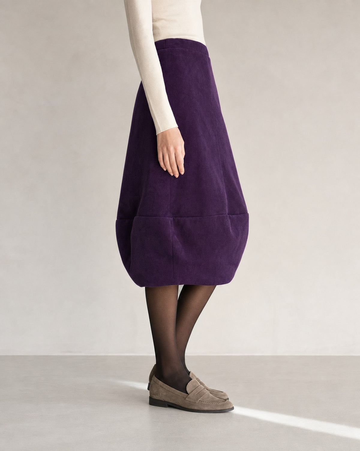 Fustă balon violet din catifea reiată fină, văzută din profil, purtată cu loafers din piele întoarsă - All Above Boutique