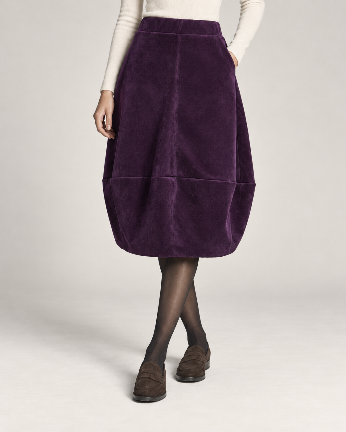 Fustă balon violet din catifea reiată fină, lungime puțin sub genunchi, purtată cu loafers din piele întoarsă - All Above Boutique