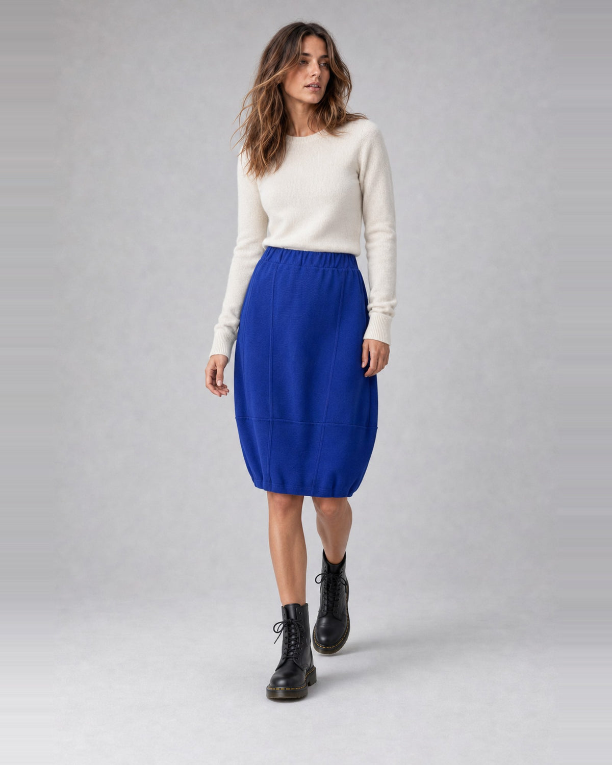 Fustă balon din jerse cu talie elastică, în nuanța albastru indigo, purtată pe model, All Above Boutique