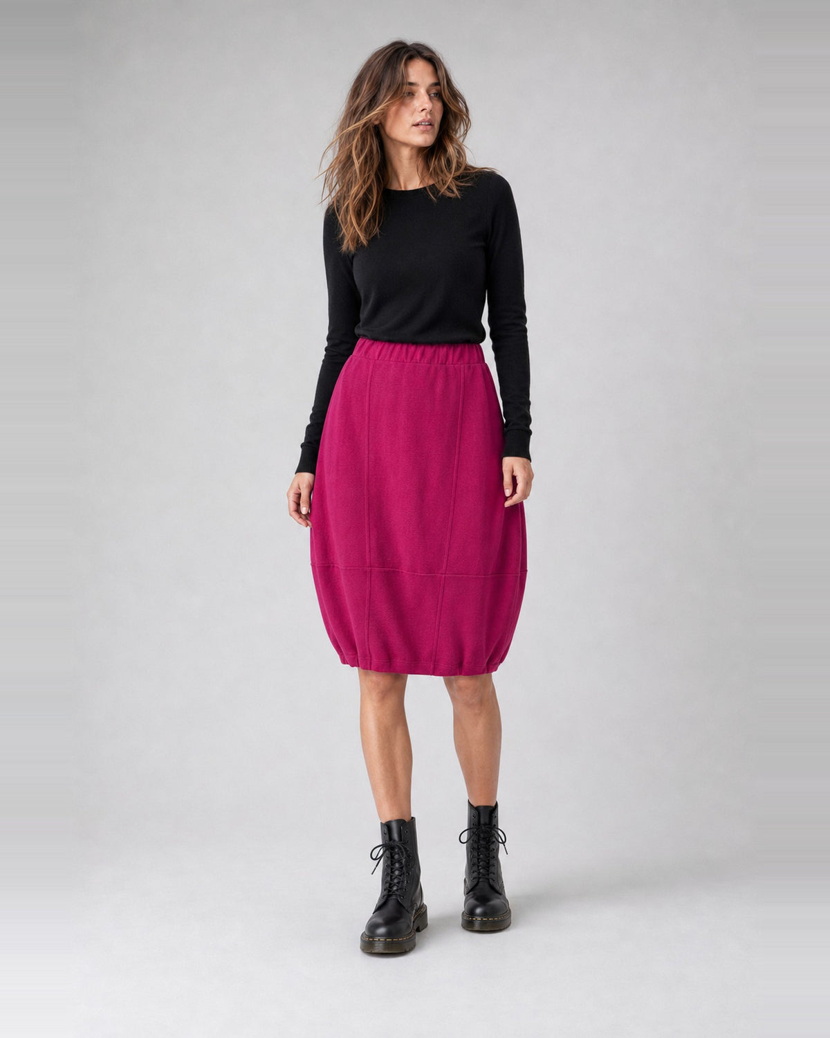 Fustă balon din jerse cu talie elastică, în nuanța roz închis, purtată pe model, All Above Boutique
