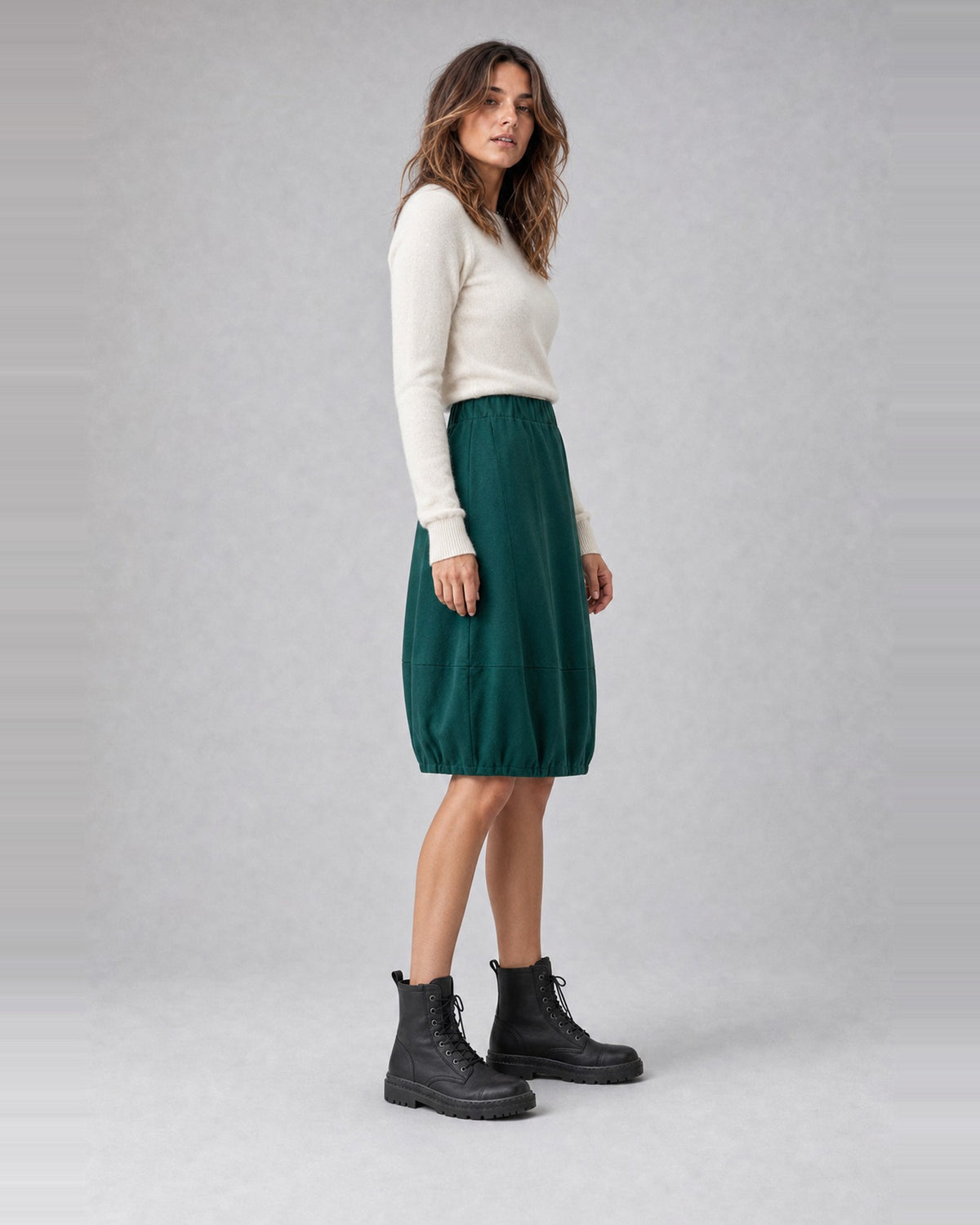 Fustă balon din jerse cu talie elastică, în nuanța verde închis, purtată pe model, All Above Boutique