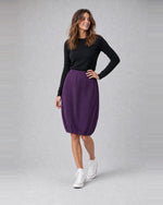 Fustă balon din jerse cu talie elastică, în nuanța violet închis, purtată pe model, All Above Boutique