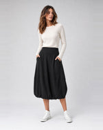 Fustă lalea din bumbac elastic cu talie lată, în nuanța negru, purtată pe model, All Above Boutique