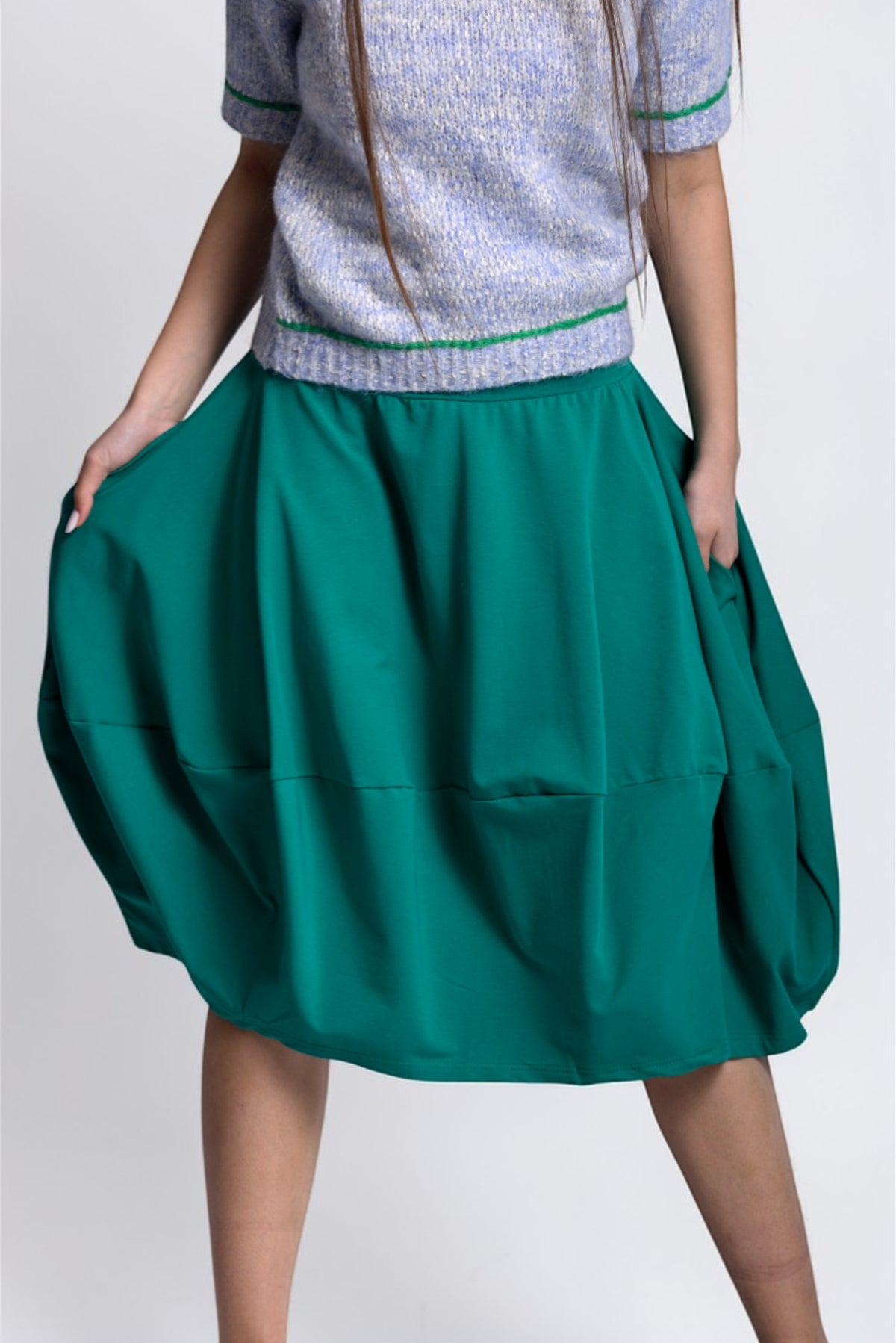 Fustă lalea din bumbac elastic cu talie lată, în nuanța verde, purtată pe model, în mișcare, All Above Boutique