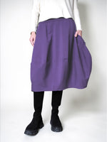 Fustă lalea din bumbac elastic cu talie lată, în nuanța violet, purtată pe model, All Above Boutique