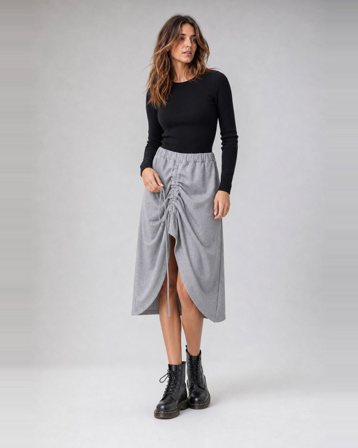Fustă asimetrică din jerse gros cu șnur dublu, în nuanța gri, purtată pe model, All Above Boutique