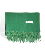 Detaliu de franjuri și textură pentru fularul pashmina verde, material moale și lucios.
