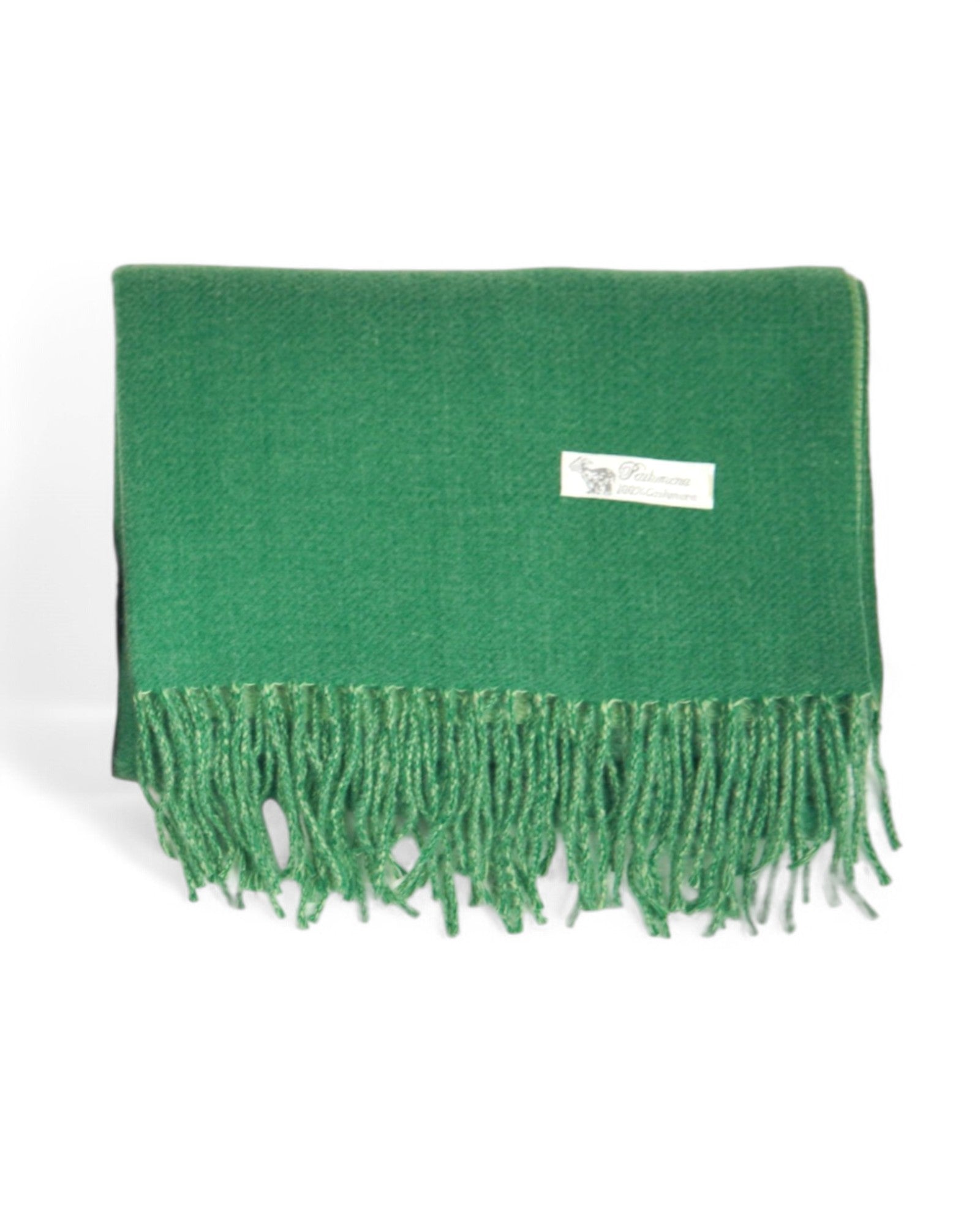 Detaliu de franjuri și textură pentru fularul pashmina verde, material moale și lucios.