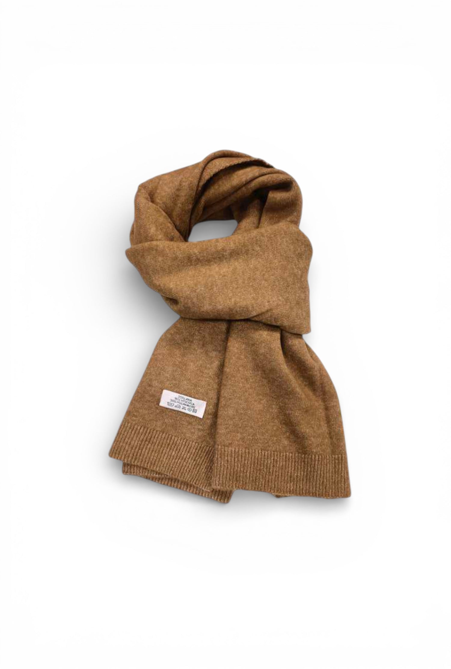 Fular tricotat culoare camel, cu textură moale și finisaj delicat, potrivit pentru ținute de iarnă.