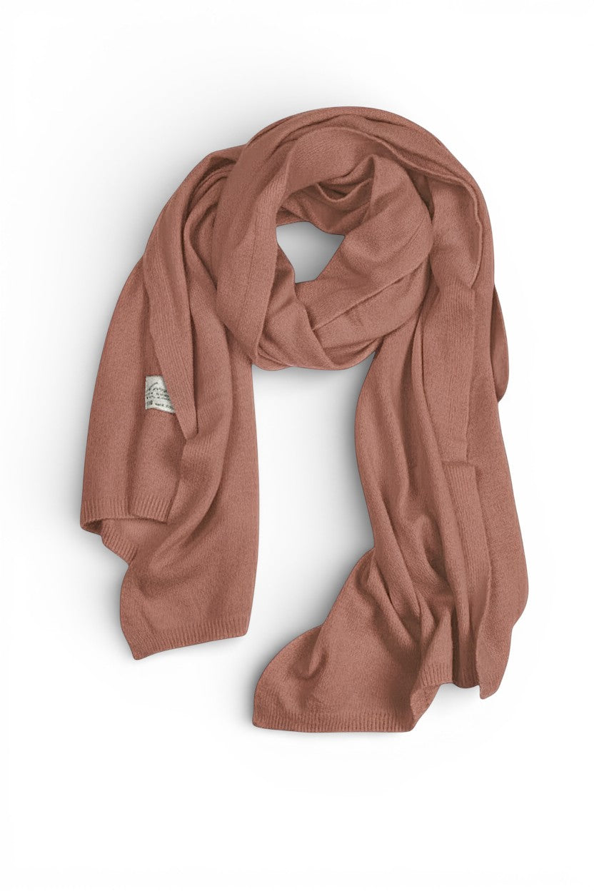 Fular tricotat camel, moale și elegant, din lână și cașmir, cu finisaje fine.
