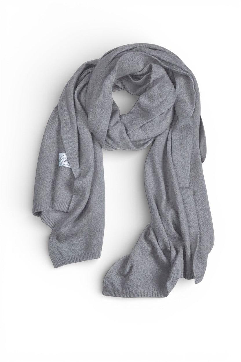 Fular tricotat gri, moale și elegant, din lână și cașmir, cu finisaje fine.