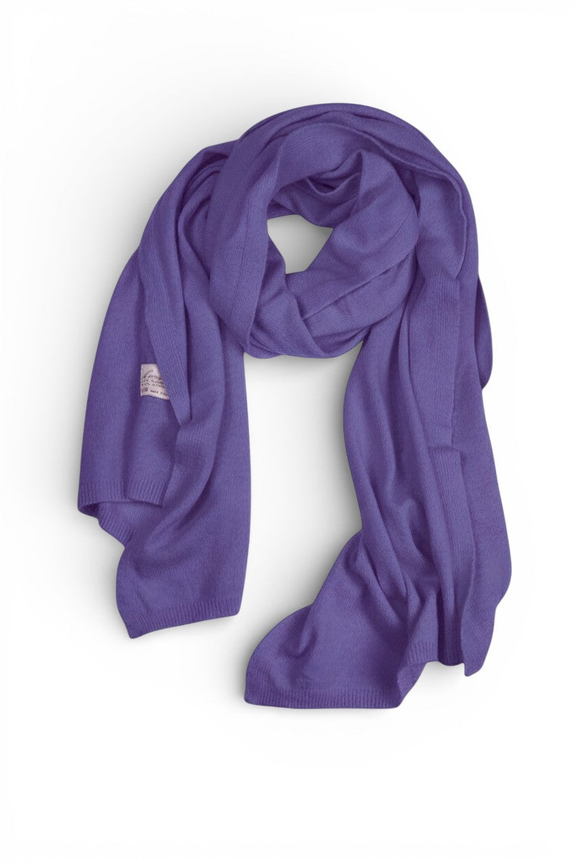 Fular tricotat mov, moale și elegant, din lână și cașmir, cu finisaje fine.