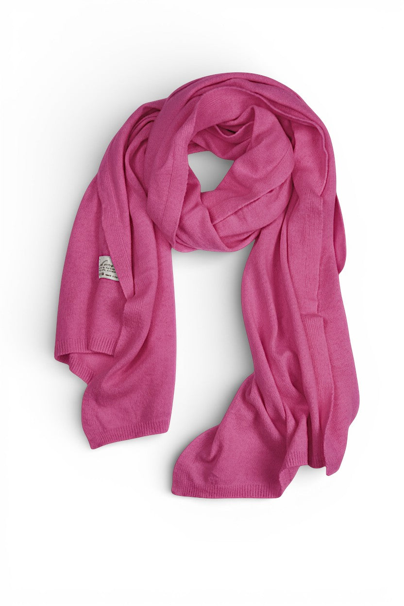Fular tricotat roz, moale și elegant, din lână și cașmir, cu finisaje fine.