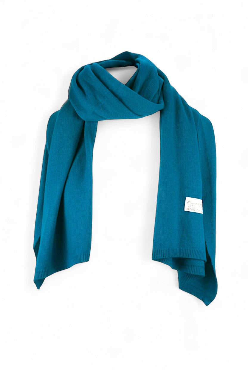 Fular tricotat turcoaz, moale și elegant, din lână și cașmir, cu finisaje fine.