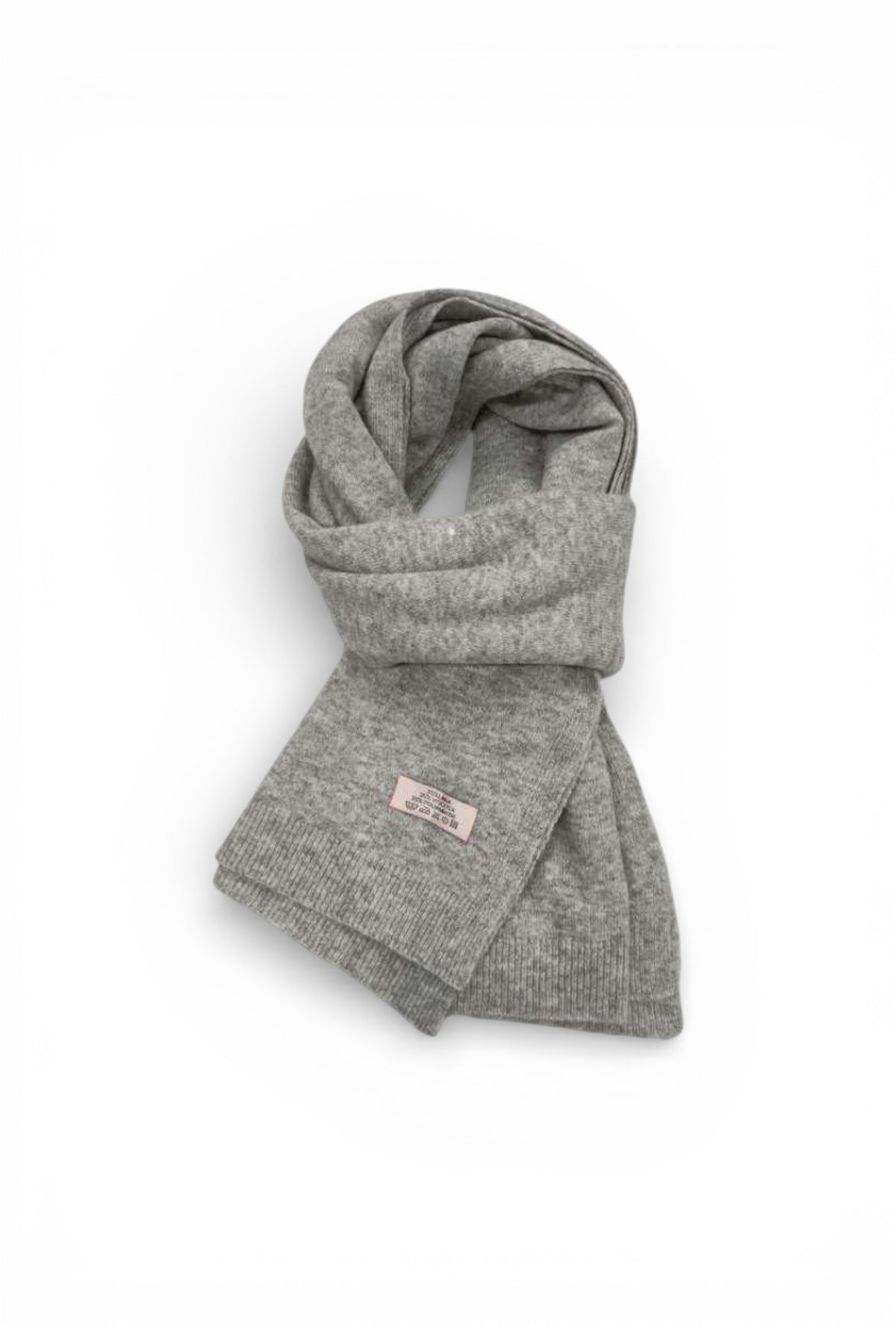 Fular tricotat gri, cu textură fină și cădere naturală, ideal pentru stratificare în sezonul rece.