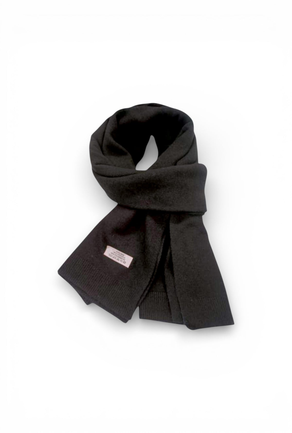 Fular tricotat negru, cu dimensiuni generoase și aspect minimalist, realizat din amestec cu lână și vâscoză.