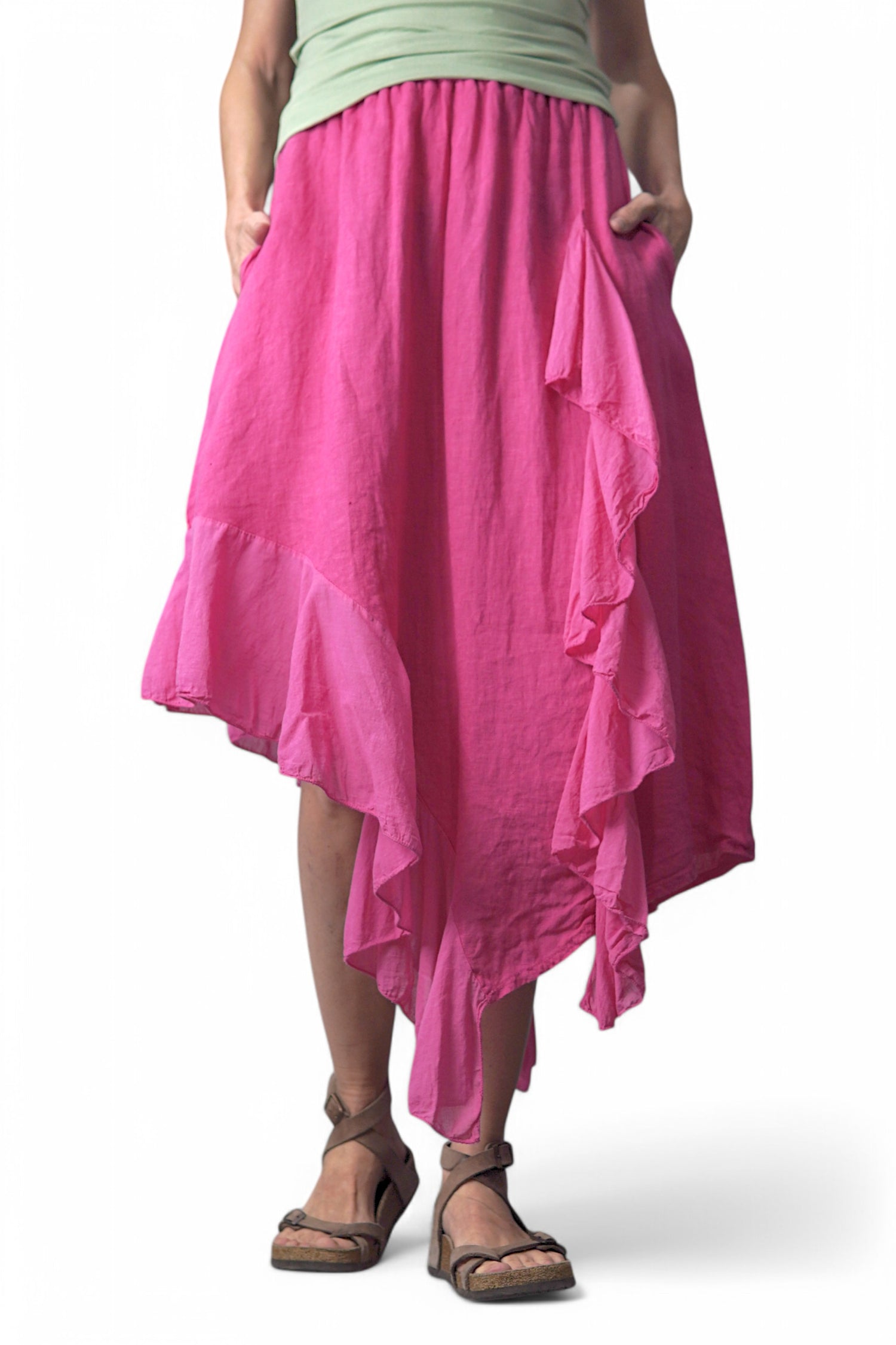 Fustă asimetrică vaporoasă, în nuanță fucsia intensă, cu volane decorative.