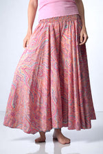 Fustă-pantalon tip șalvar în culori calde de roz, piersică și albastru pastel, cu imprimeu paisley. Talie elastică și croi amplu, pentru un look relaxat și feminin.