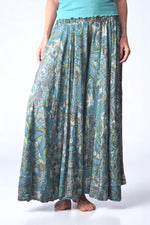 Fustă-pantalon tip șalvar cu croi larg și elastic în talie, decorată cu imprimeu paisley în tonuri de verde, albastru și crem. Pantaloni vaporoși cu efect de fustă amplă.