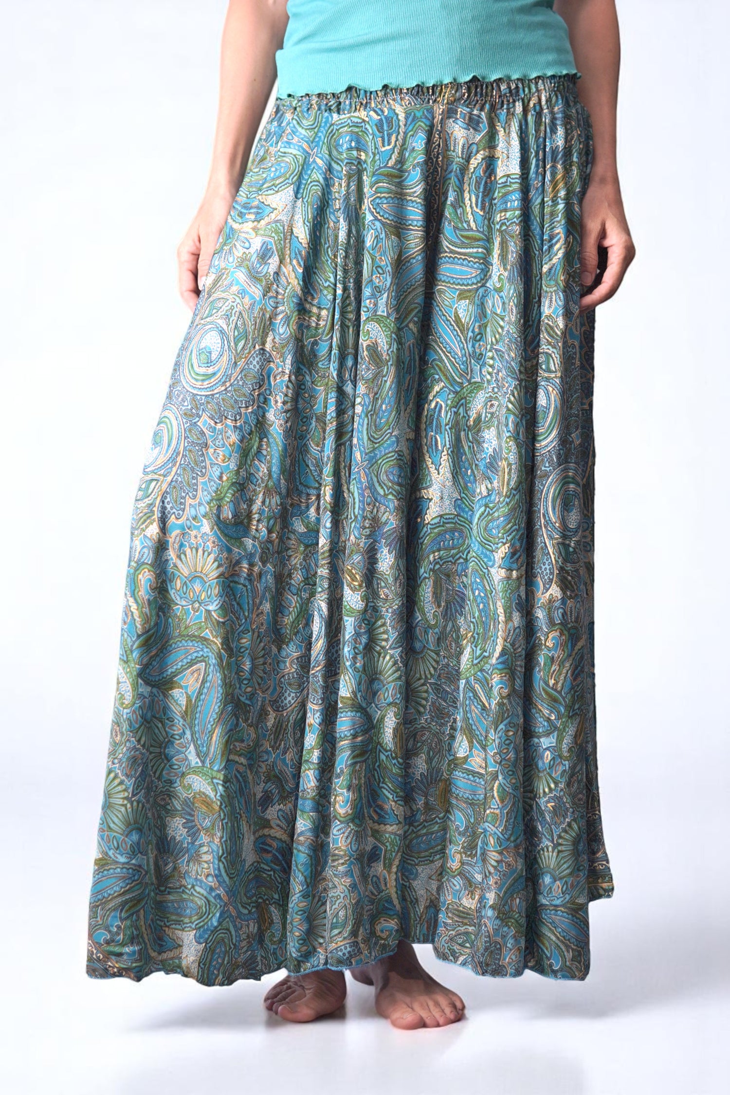 Fustă-pantalon tip șalvar cu croi larg și elastic în talie, decorată cu imprimeu paisley în tonuri de verde, albastru și crem. Pantaloni vaporoși cu efect de fustă amplă.