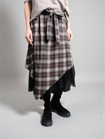 Fustă asimetrică în carouri, vedere frontală, cu talie elastică și fundă decorativă, strat de tul vizibil.