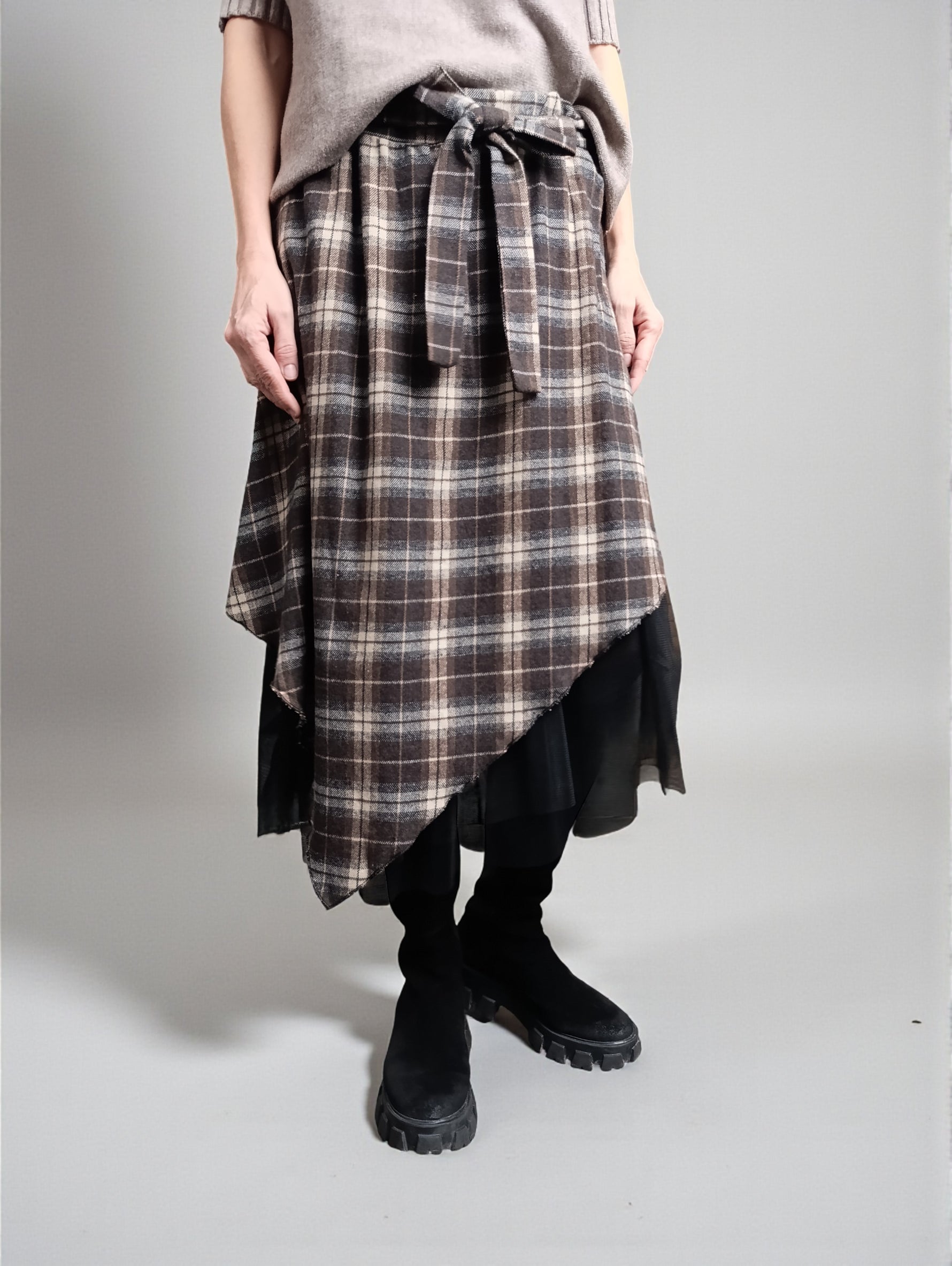 Fustă asimetrică în carouri, vedere frontală, cu talie elastică și fundă decorativă, strat de tul vizibil.