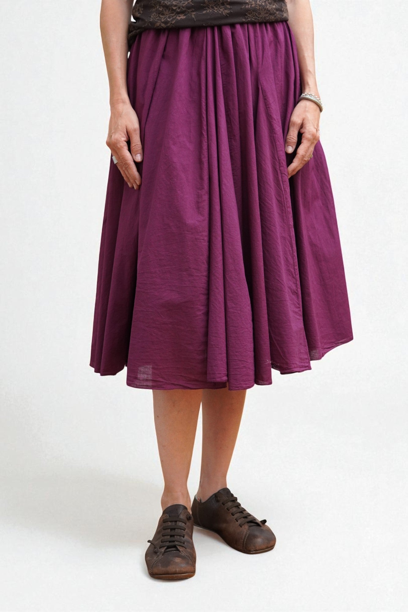 Fustă midi mov-violet din bumbac 100% cu jupon, talie elastică și croială amplă, vedere frontală.