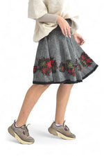 Textură moale de lână cu amestec de poliester, detaliu al țesăturii și imprimeului floral.