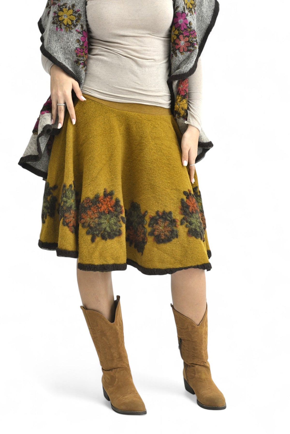 Fustă clopot din lână, cu imprimeu floral tradițional și croială feminină, purtată cu cizme bej.