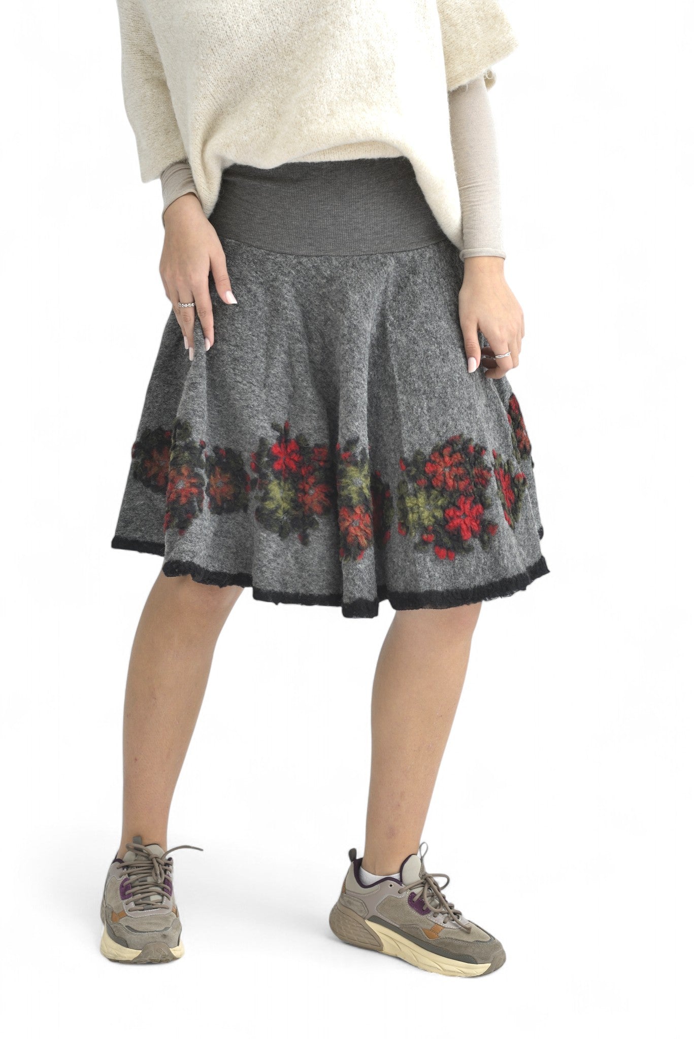 Fustă din lână gri cu motive florale decorative, potrivită pentru sezonul rece.