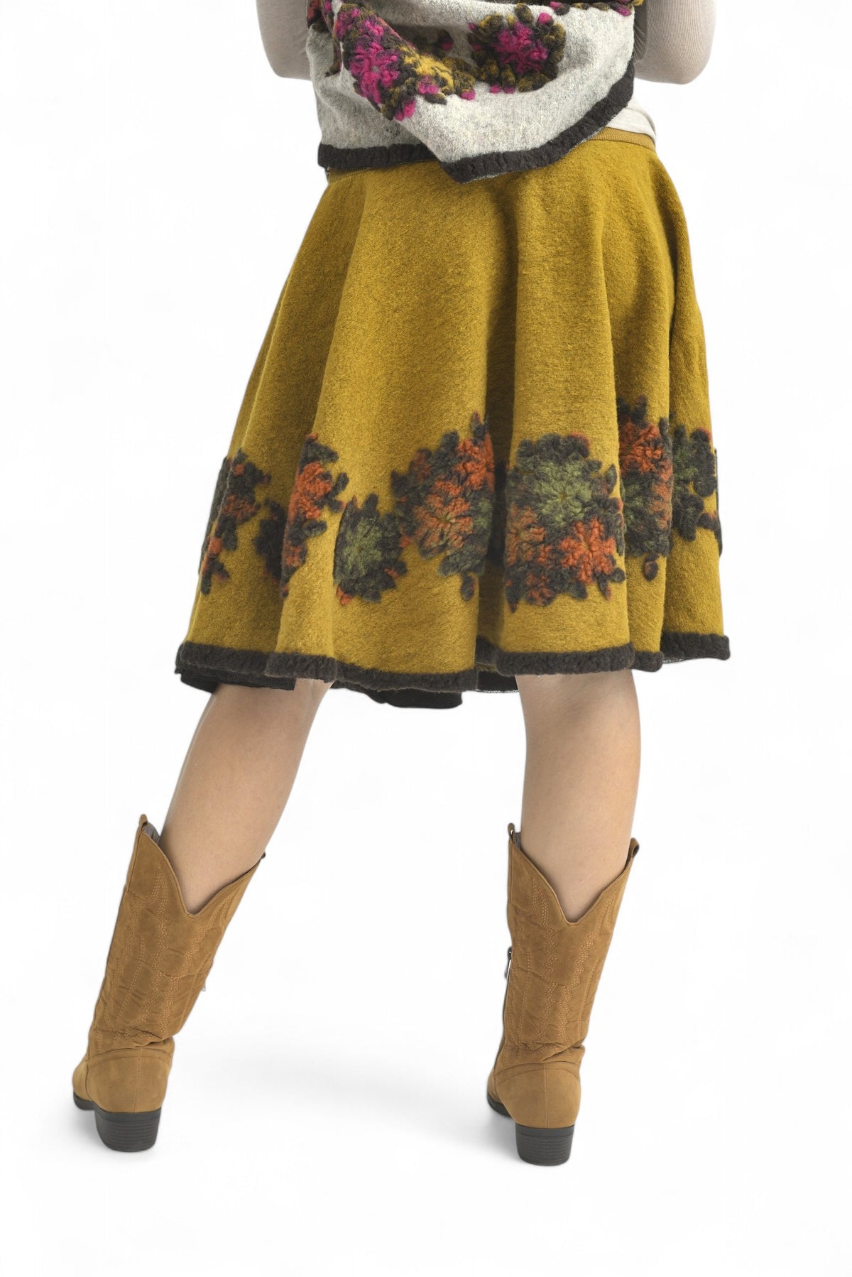 Vedere laterală a fustei clopot din lână cu flori colorate și talie elastică.