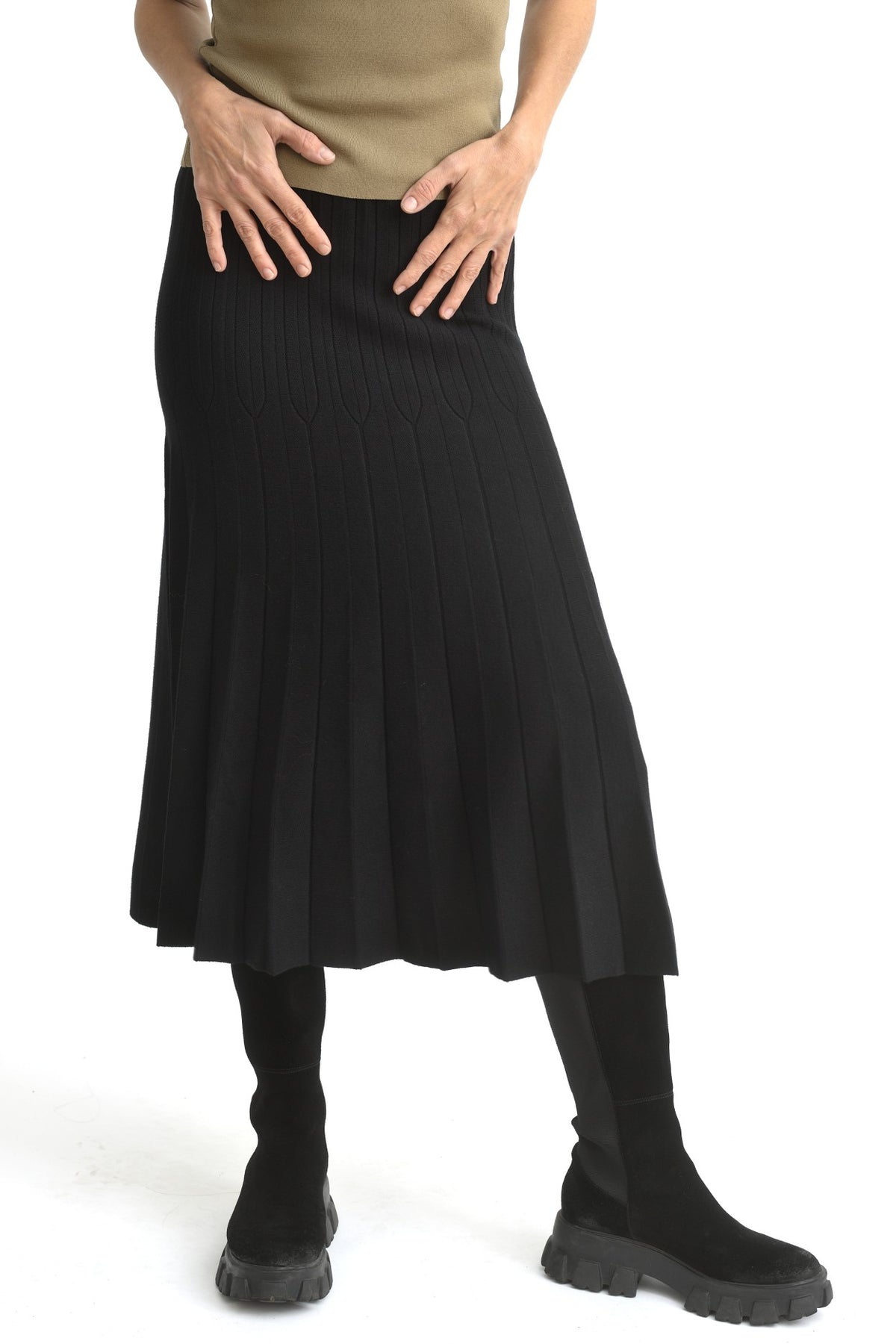 Etichetă cu compoziția fustei din tricot ajurat, indicând viscoză, poliester și elastan.