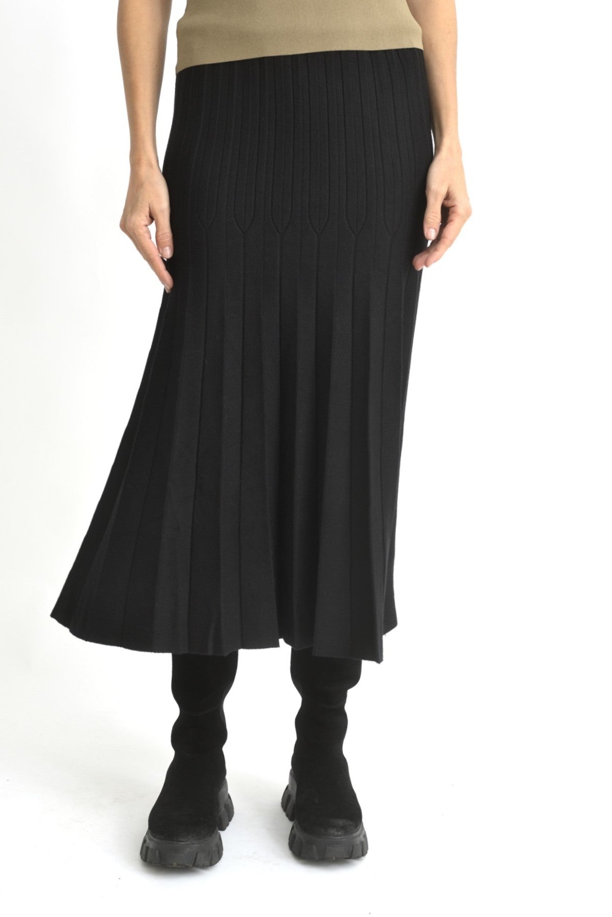 Fustă evazată din tricot ajurat negru, prezentată frontal pe model, cu talie elastică și cădere fluidă.