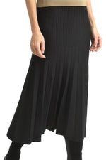 Fustă lungă evazată din tricot ajurat, ilustrată în mișcare pentru a sublinia fluiditatea croielii.