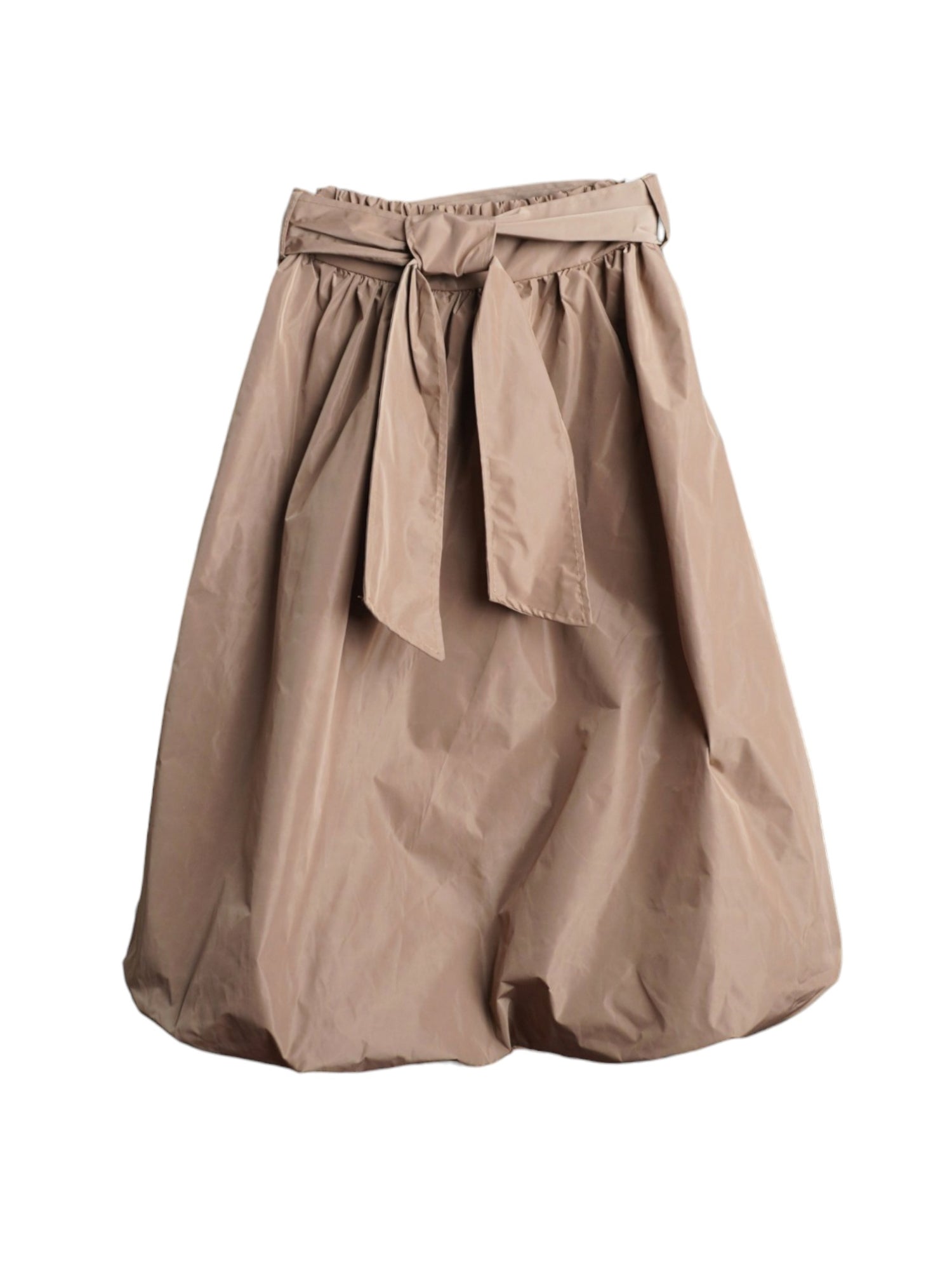 Fustă gerj cu croială gogoșar și fundă laterală decorativă, realizată din material ușor și lucios, stil casual-modern