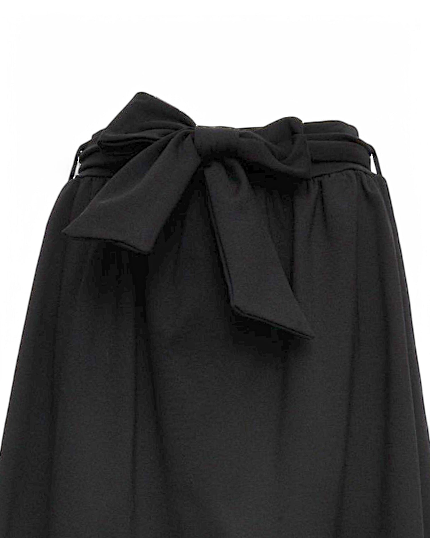 Fustă neagră tip gogoașă, cu talie elastică și design lejer, văzută din față.