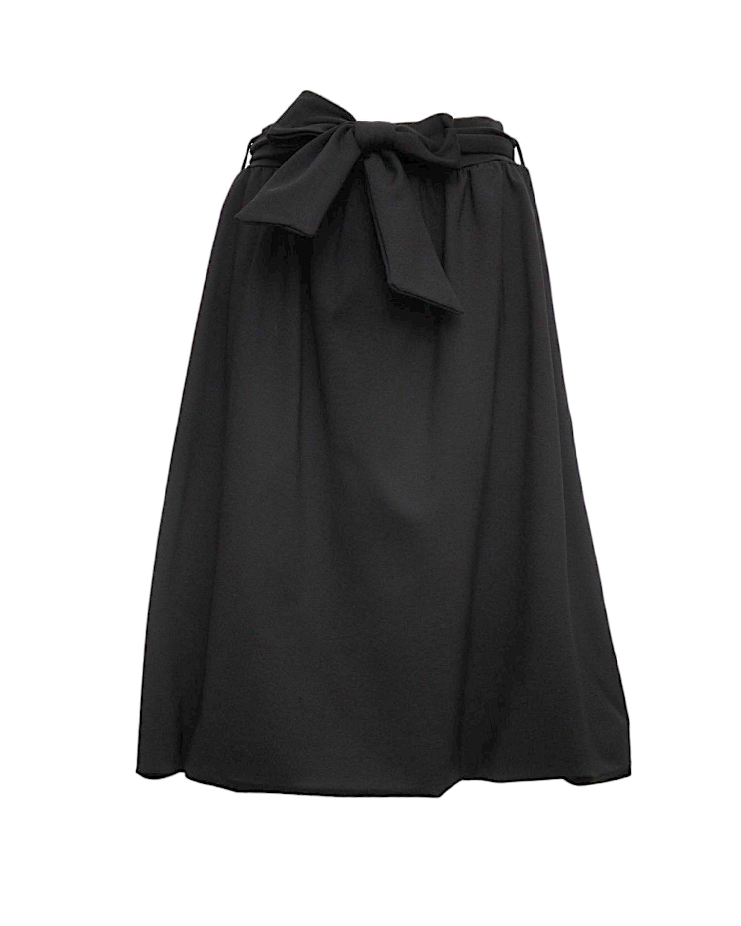 Fustă neagră tip gogoașă, cu talie elastică și design lejer, văzută din față.