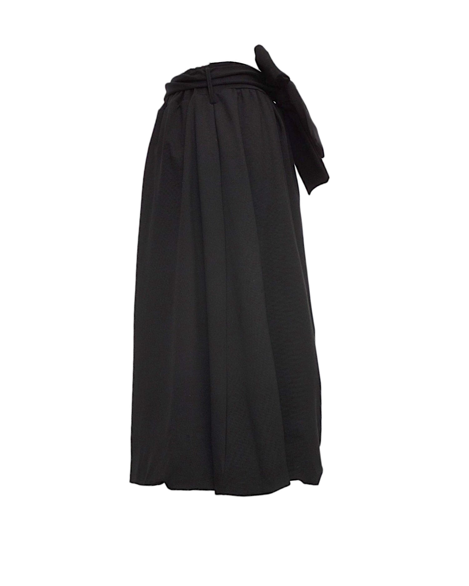 Fustă neagră tip gogoașă, cu talie elastică și design lejer, văzută din față.