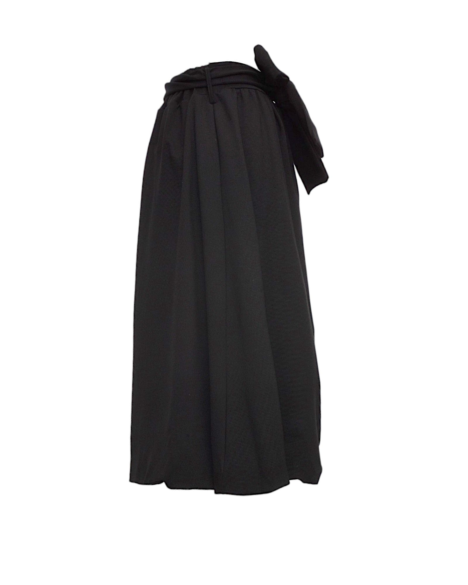 Fustă neagră tip gogoașă, cu talie elastică și design lejer, văzută din față.