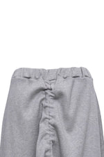 Detaliu cu șiret ajustabil al fustei gri casual, pentru un efect drapat modern.
