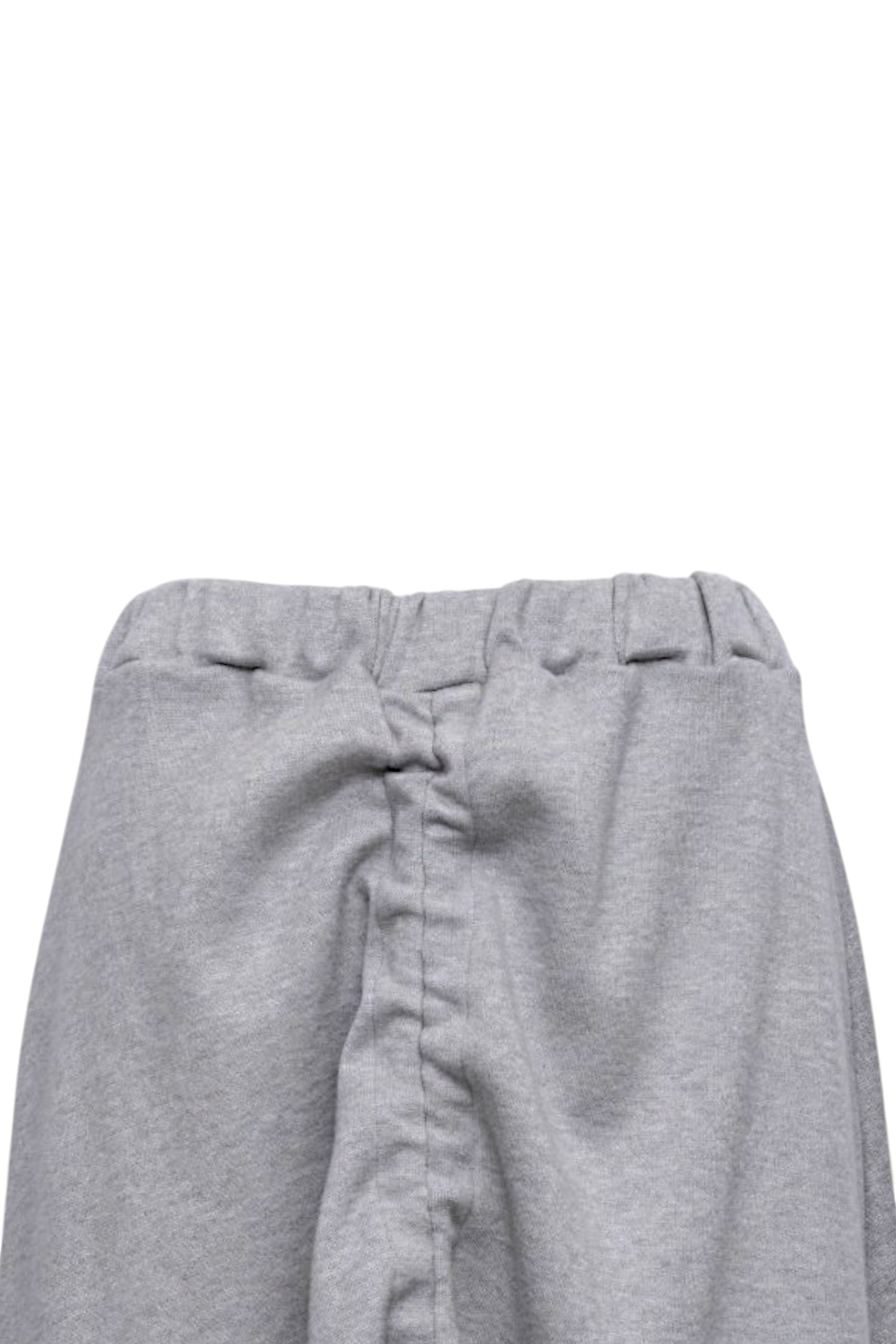 Detaliu cu șiret ajustabil al fustei gri casual, pentru un efect drapat modern.